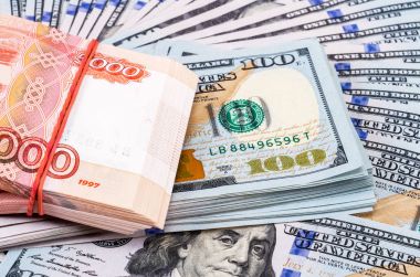 Beş bin banknotlar Rus ruble, amer üzerinde katlanmış