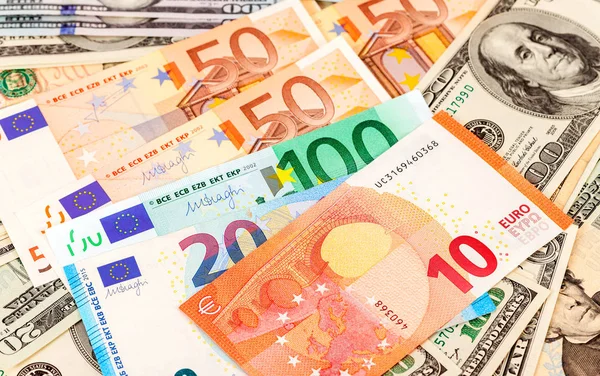 Bakgrund av annan valuta. Eurosedlar och amerikanska göra — Stockfoto