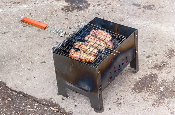 Morceaux appétissants et juteux de viande grillée cuite sur le gril — Photo