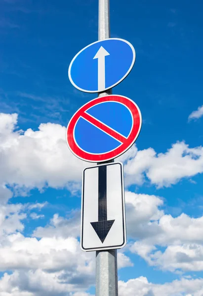 Diferentes señales de tráfico contra el cielo azul —  Fotos de Stock