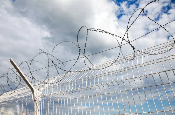 Barbed wire against the blue sky background — Stock Photo, Image