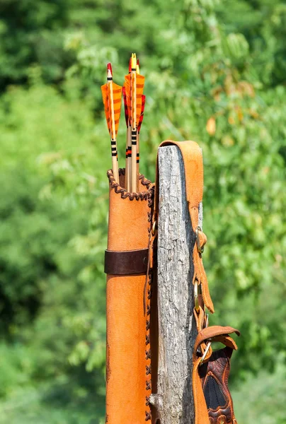 Arrows with colored plumage in the orange leather quiver — Stock Photo, Image