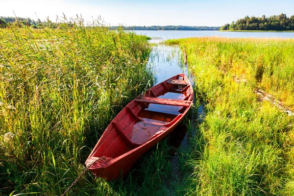 Old fishing wooden boat at the lake in summer sunny day — Stock Photo, Image