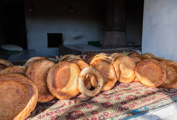 Traditional uzbek flatbread with sesame seeds from the tandir — Stock Photo, Image