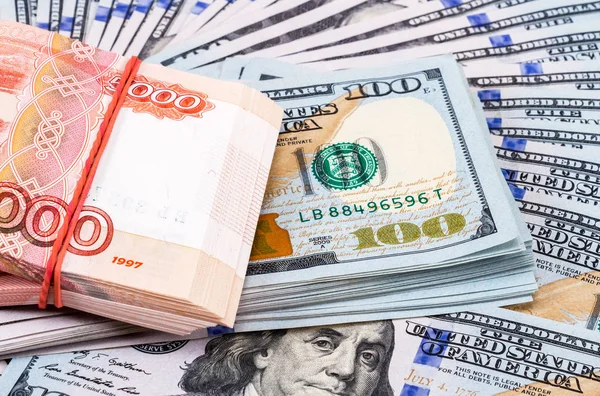 Beş bin banknotlar Rus ruble, amer üzerinde katlanmış — Stok fotoğraf