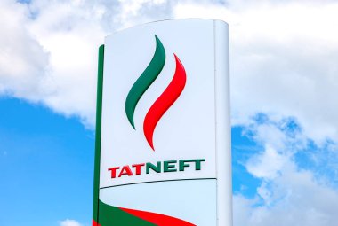 Mavi gökyüzü karşı petrol şirketi Tatneft logosu. Tatneft biridir