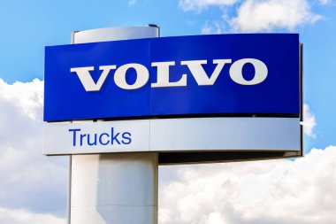 Volvo Bayilik işareti mavi gökyüzü