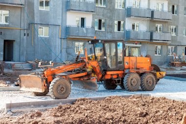 Sınıf öğrencisi inşaat si yolda çakıl döşeme çalışır