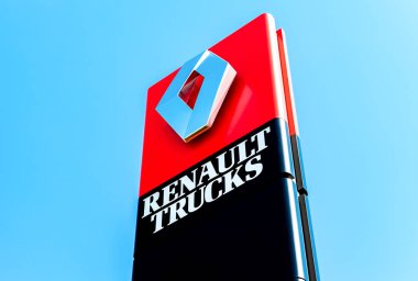 Resmi Bayilik oturum Renault üzerinde mavi gökyüzü