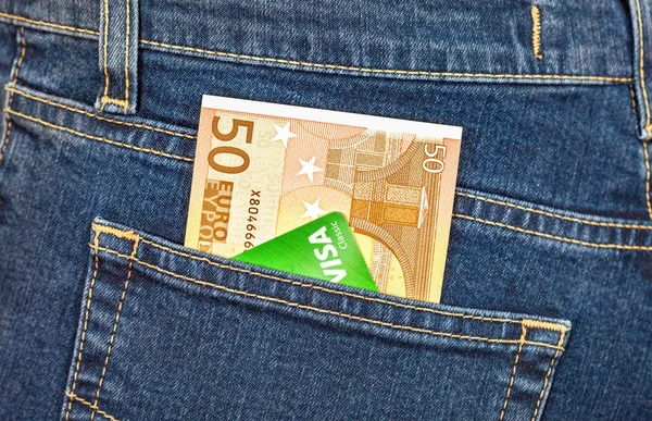 Billete de 50 euros y tarjeta de crédito Visa sobresaliendo de la parte posterior j —  Fotos de Stock