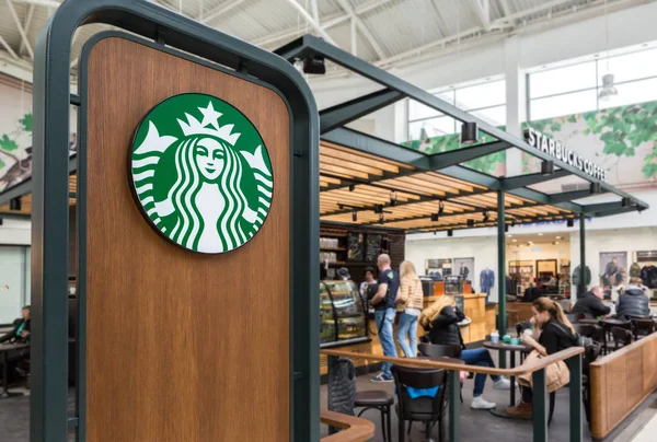 Starbucks café inredning i Samara shoppingcentret Kosmoport i S — Stockfoto