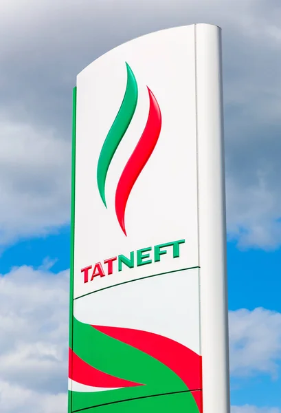 Logotypen för oljebolaget Tatneft mot blå himmel. TatNeft är en — Stockfoto