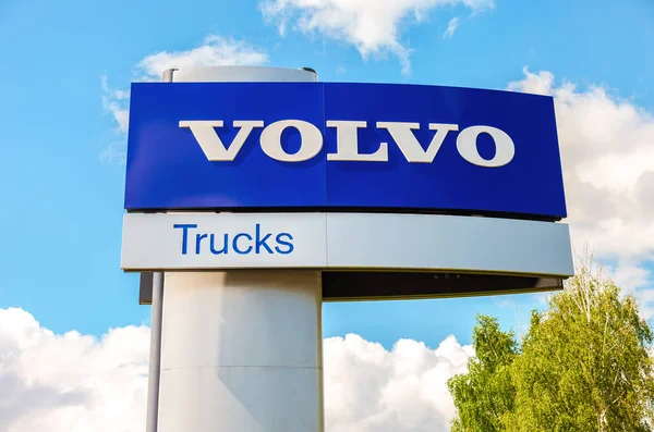 El concesionario Volvo firma contra el cielo azul —  Fotos de Stock