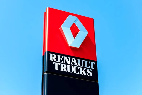 Offizielles Autohaus Zeichen Renault über blauem Himmel — Stockfoto