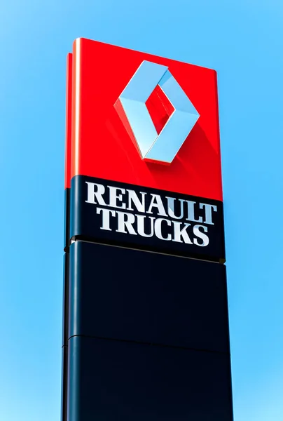 Concesionario oficial firma Renault sobre cielo azul — Foto de Stock