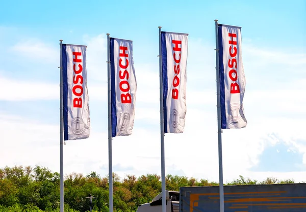 Bandeiras com emblema Bosch contra o céu azul — Fotografia de Stock