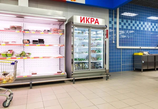 Kaviar zum Verkauf bereit. Innenraum des Supermarktes lenta — Stockfoto