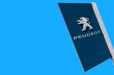 Peugeot resmi Bayilik işareti mavi gökyüzü backgro karşı