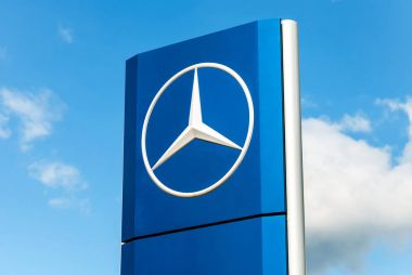 Mercedes-Benz resmi Bayilik işareti mavi gökyüzü
