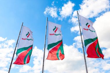 Petrol şirketi Tatneft mavi gökyüzüne karşı Bayilik bayrakları