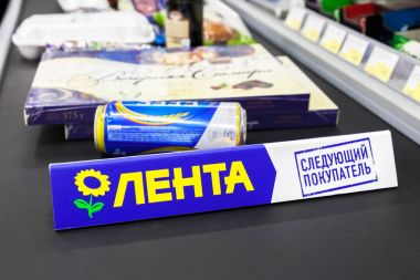 Konveyör bant hipermarket Lenta içinde gıda ürünleri