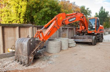 Yaz günü sokakta park Doosan tekerlekli ekskavatör