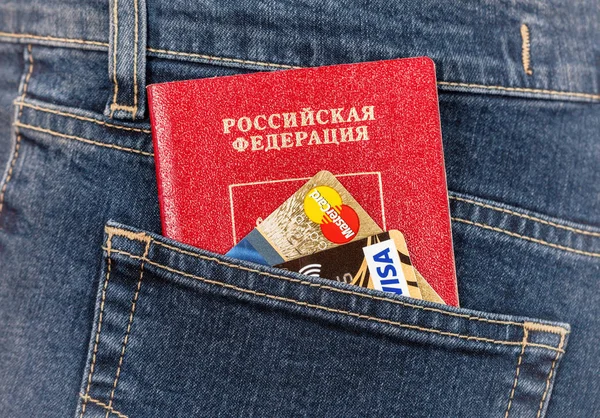 Russian passport, credit cards MasterCard and Visa in back jeans — Stock Photo, Image