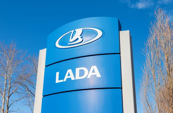 Signo oficial de concesionario de Lada. Lada es un automóvil ruso m — Foto de Stock