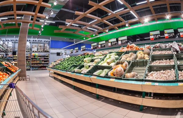 Interior of the supermarket Lenta.  Fresh vegetables and fruits — Stock Photo, Image