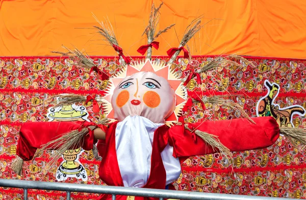 Масленица в России. Большая кукла для сжигания как символ зимы — стоковое фото