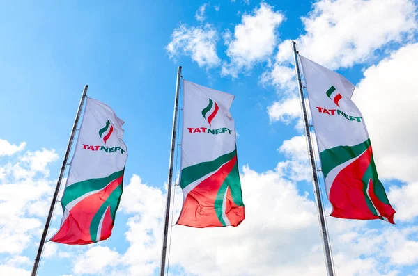 Dealerskiej flagi oleju firmy Tatneft przeciw błękitne niebo — Zdjęcie stockowe