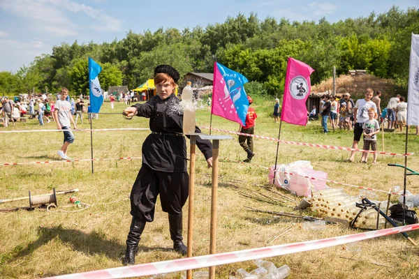 Traditionele folk concurrentie in het snijden van de Kozakken-saber — Stockfoto