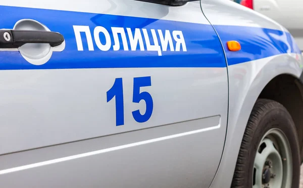 Inscripción "Policía" en la junta del coche de policía ruso — Foto de Stock