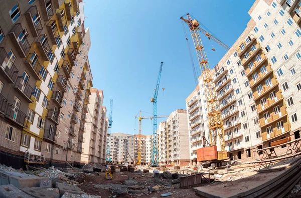 Hochhäuser mit Kränen im Bau — Stockfoto