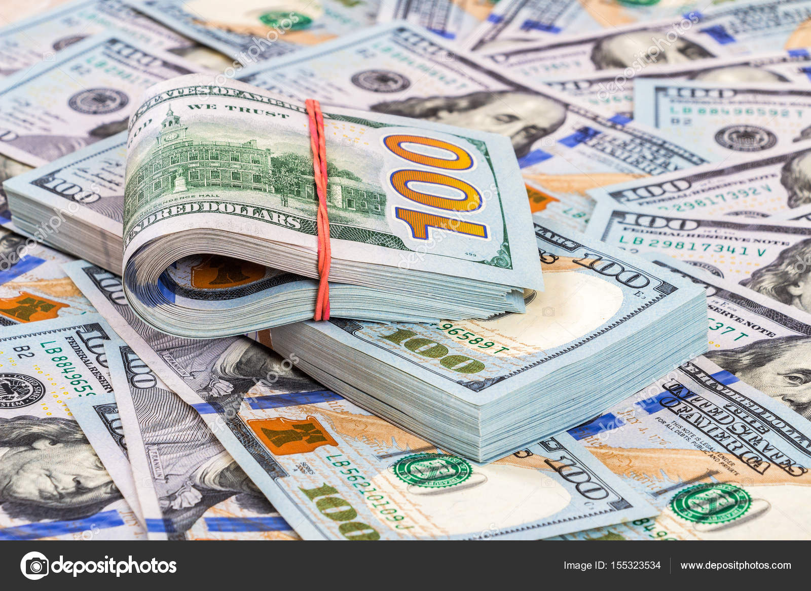 折叠钞票在美元钞票由橡胶带包装——图库图片© blinow61 #155323534, image size:1600x1167