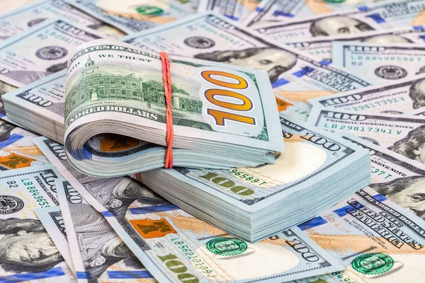 Lastik bant tarafından dolar banknot üzerinde sarılı dolarlarına katlanmış — Stok fotoğraf