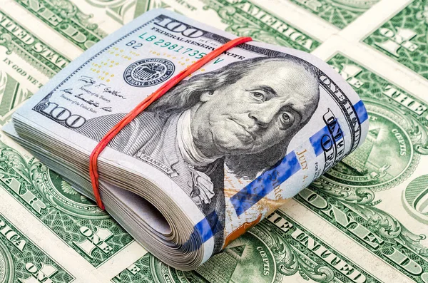 Lastik bant tarafından dolar üzerinde sarılı Amerikan dolarları katlanmış — Stok fotoğraf