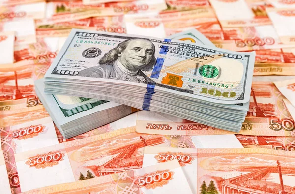 Hundra amerikanska dollar räkningar över pengar bakgrund av russ — Stockfoto