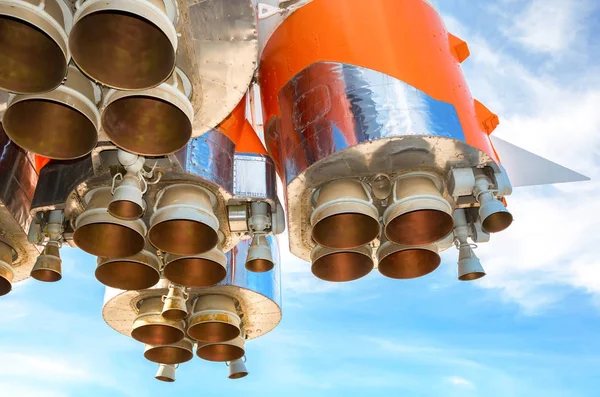 Motori a razzo spaziali della navicella spaziale russa sopra il cielo blu bac — Foto Stock