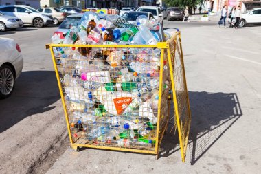 Çeşitli içecekler r için plastik şişe toplamak için konteyner