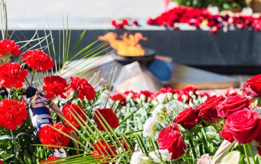 Sonsuz alev ve çiçekler büyük zafer anısına 