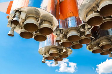 Bac alan roket motorları Rus uzay aracı üzerinde mavi gökyüzü