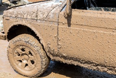 Arazi üzerinde son derece kirli ru yağmurda sürüş sonra aracı