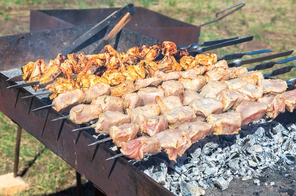 As partes suculentas de carne com molho preparam-se nas brasas quentes — Fotografia de Stock