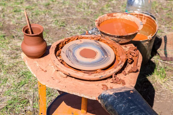 Local de trabalho de Potter com roda de oleiro ao ar livre — Fotografia de Stock