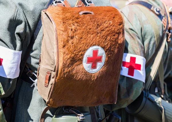 Duitse militaire paramedicus apparatuur met een Rode Kruis brassard een — Stockfoto