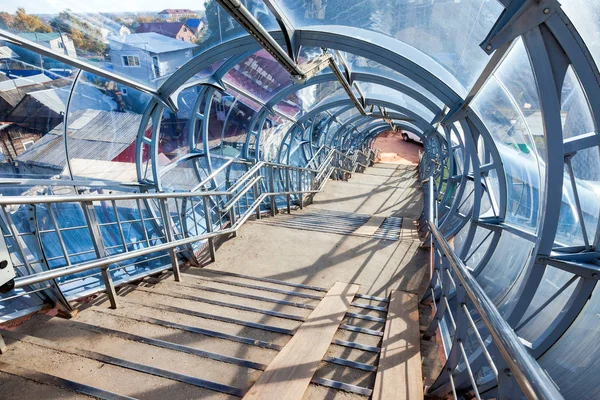 钢铁和玻璃楼梯到为行人过街桥 — 图库照片