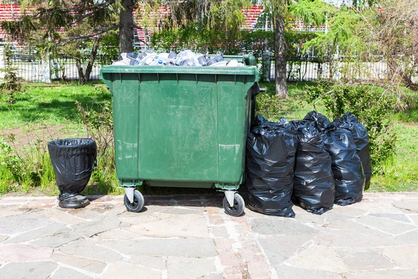 Открыт зеленый контейнер для переработки пластика с мусором и пластмассами — стоковое фото