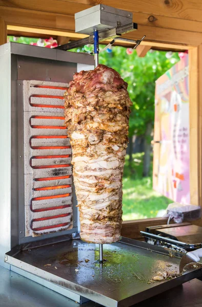 Tradizionale fast food turco doner kebab carne su una griglia rotativa — Foto Stock