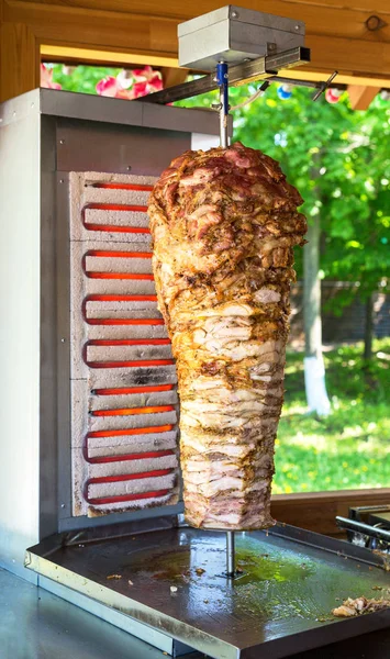 Tradizionale fast food turco doner kebab carne su una griglia rotativa — Foto Stock